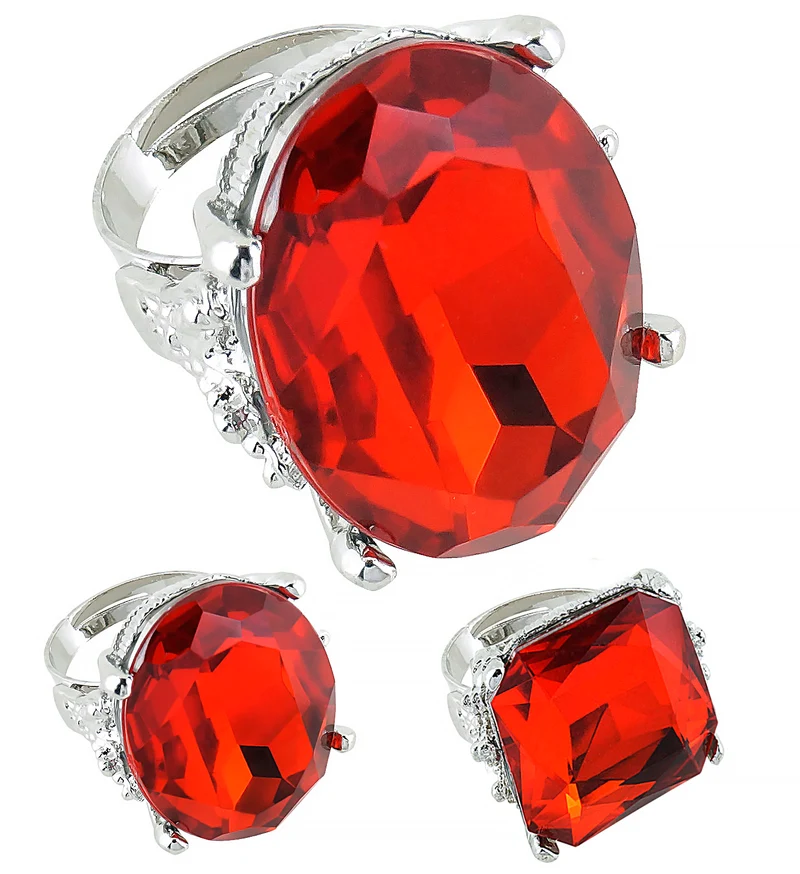 Zilveren ring met rode gemsteen