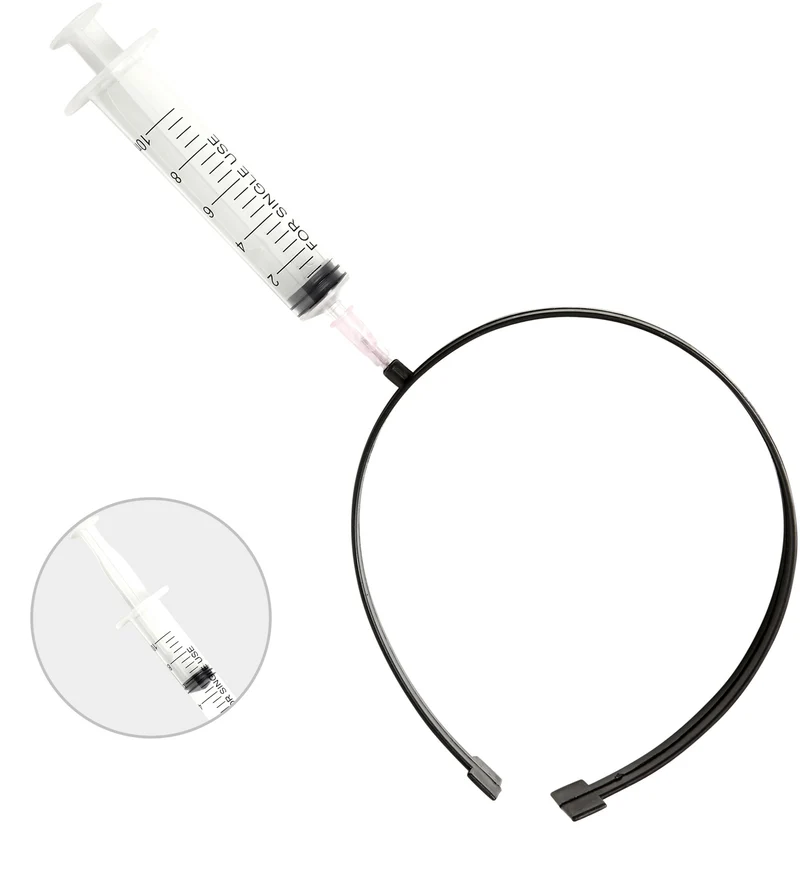 Injectienaald door hoofd